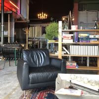 In deze ruimte staat een verwarmende haart en kunnen spelletjes gespeeld worden   at The Scrapyard in Alkmaar