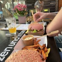 Vegan burgers te bestellen bij een food truck op hetzelfde terrein. Borrel hapjes zoals kimchi kroketten en veganistische garnituur zijn te bestellen aan de bar  at The Scrapyard in Alkmaar