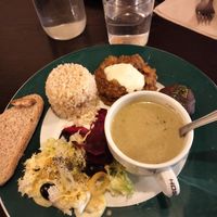 Crema de verduras, ensalada, arroz integral, curry de lentejas con coco, crujiente de judías y pan casero. at Palasaca in Huesca