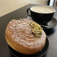 Blätterteig gefüllt mit einer Unmenge an Pistaziencreme (positiv gemeint). Dazu einen Cappuccino .  at The Sanctuary in Berlin