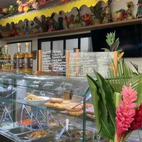 Devant et à l’intérieur de la boutique   at Kreol Bar in Le Moule