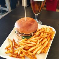 Hamburguesa casera de lentejas con french fries  #Veganuary at La Vida in Denia