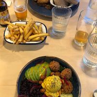 vegan bowl in front / fries / non vegan in background at Restaurant l'Entracte in Lecci