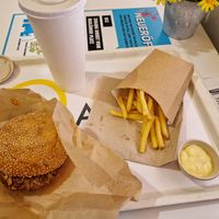 Melting Gold im Menü mit LemonWater, Pommes und Mayo at NIC Veg Burger Restaurant in Stuttgart