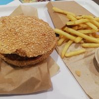 Melting Gold Burger im Menü at NIC Veg Burger Restaurant in Stuttgart