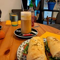 Pumpkin Spice Latte und veganes Sandwich at The Secret Cafe in Friedrichshafen
