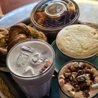 The Bali Bowl is vegan and you can choose between different vegan milks at Chantilly & Co in Amboise