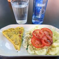 Zucchini frittata with salad   at La Cabra Feliz Bar Etico in Mallorca