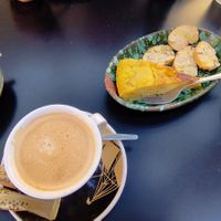 Café, banofee, mini croissant y pincho de tortilla at La Cabra Feliz Bar Etico in Mallorca