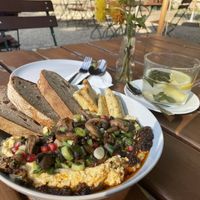 2  Besuch und gleich gute Qualität! Hummus Teller sehr schön interpretiert! 👌🏻😋  at Creativa in Ingolstadt