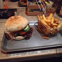 Fake Chicken Burger mit Classic Fries at Nyce Guys in Geestland