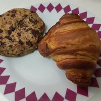 Wallnut and chocolate (mega)cookie and croissant at La Barra Dulce in Madrid