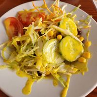 Salatteller vom Buffet mit veganer Senfsoße at Continent in Karlsruhe