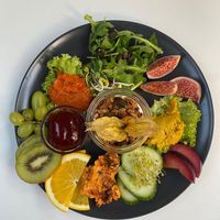 Gemischtes Frühstück mit Brötchen, 2 Gemüse-Aufstriche, Tomatenbutter, Marmelade, selbstgemachtem Granola mit veganem Joghurt, Rohkost und Obst  at Café Warenannahme  in Hannover