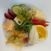 Käse Frühstück: Brötchen, Weichkäse, 2 Käsesorten, Pesto-Frischkäse, Rohkost und Obst  at Café Warenannahme  in Hannover