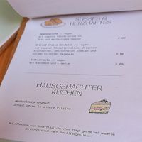 quiche, cheese sandwich, cinnamon buns and cake are vegan at Café Warenannahme  in Hannover