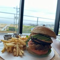 Chipotle burger, frites, ketchup et mayonnaise végane   at Avec in Jeju