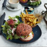 Burger végétalien avec du faux mage at Le Jardin Suspendu in Metz