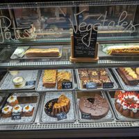 Large choix de pâtisseries végétales at Le Jardin Suspendu in Metz