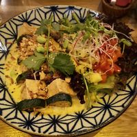 E2 Mango Curry mit Tofu Spießen at Maison Tom in Karlsruhe