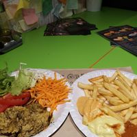 Papás con salsas muy ricas y un plato de hummus at Green Point in Zagreb