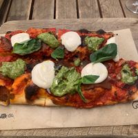 Lekker vegan pesto pizza. Héb extra vegan peperoni erop gedaan! Lekker pizza, kaas is meer zoals bechamelsaus / vegan sour crème. Toch wel lekker pizza 4⭐️  at Pizzeria Piccola in Ljubljana