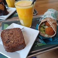 Bananenbrood, jus en een Dutch flatbread (broodje met plantaardige kroket) at The Shift  in Den Bosch