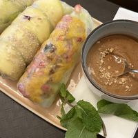 sommerrollen (2x avomango, 1x caulipower) mit erdnussdip  at Levi in Munich