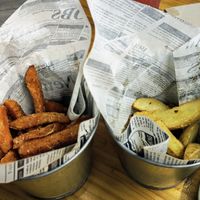 Sticks de batata y gajos de patata a medio comer (porciones generosas, hasta arriba) at TROPICOOL in Madrid