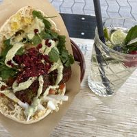 Falafel Sandwich und hausgemachte Limo  at Rashcook Falafel in Frankfurt