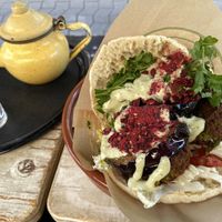 Falafel Sandwich mit Aubergine und Minz-Tee  at Rashcook Falafel in Frankfurt