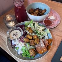 poke bowl, potato wedges & berry lime lemonade   at Emmi's Kitchen - Schwabing in Munich