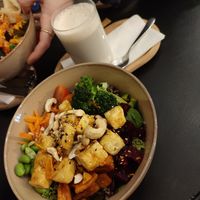 Bowl mit Quinoa, Tofu und verschiedenen Gemüse at Kelia in Leipzig
