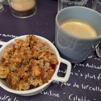 Crumble mit koffeinfreiem Americano at Verveine - Bistro Nature in Montbrun-les-bains