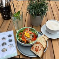 Beilagensalat, Meowjito & großer Cappuccino   at Katzentempel - Hamburg in Hamburg