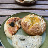 Curry cheese bread, margherita pizza and herb bread   at Te Cor Gentil テコールジャンティー in Tokyo