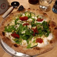 Pizza vegana con base blanca at Garden Pizza Granollers in Granollers