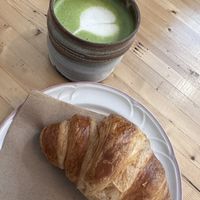 Délicieux croissant au beurre avec un matcha latte.  at Parlabas café-boutique in Quebec