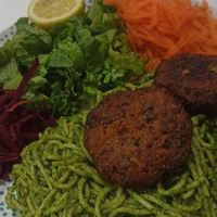 Fideos al pesto con croquetas de quinoa at Matargashti in Villarrica