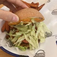 you have to ask for the gluten free bread and without the „vegan cheese“. They don’t have vegan cheese from the menu!!  at Burhouse in Benicarlo