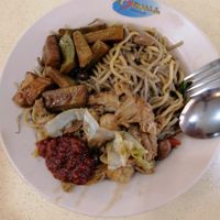 Hokkien noodle with dishes at Rong Yuan Food Stall 融圆 in North Singapore