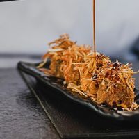 Hot Vegan Poró: Hot hossomaki with a mix of vegetables, topped with crispy garlic, tarê and chives. at Makê Sushi Pub in Natal