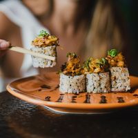 Vegan Uramaki Tempura: Uramaki stuffed with tuna of the future (vegan), topped with tarê and vegetable tempura. at Makê Sushi Pub in Natal