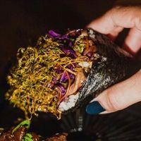 Temaki Vegan: Cone of nori and rice, stuffed with vegetables (chard, cabbage, red cabbage and carrots) sautéed in olive oil and toasted sesame oil with shimeji and shitaki at Makê Sushi Pub in Natal