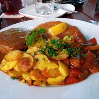 Veganes Dreierlei (Brägele mit Bratensauce, Ratatouille, Schnitzel und „Bächle-Bulette“ at Omas Küche in Freiburg
