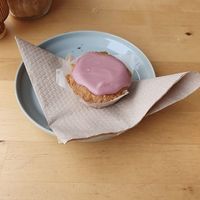 Roze koek at Koffie & Ik in Utrecht