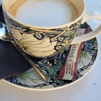 Capuccino con bebida de almendra at Favela No 17 in Corfu