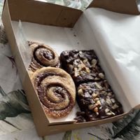 Brownies y cinnamon roll  at La kiuna de Blú in Lima
