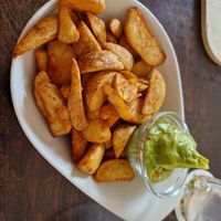 Wedges mit Guacamole at El Café  in Oberasbach