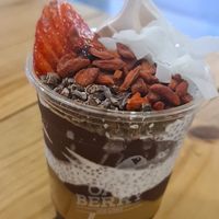 Topping: chia pudding coconut, goji. Cacao nibs,  strawberry, peanut butter and coconut flakes .  This is the small portion size at Oakberry - Sardenya in Barcelona